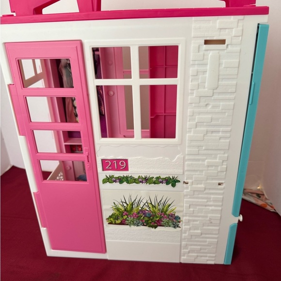 2018 Barbie Folding Getaway Portable Playhouse w/ Bed,Table, and Accessories - Picture 13 of 16